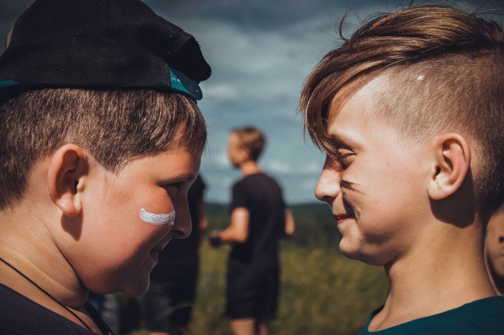 Jak pomagać dzieciom radzić sobie z trudnymi sytuacjami, takimi jak kłótnie z rówieśnikami? 1 jakpomagacdzieciomradzicsobieztrudnymisytuacjamitakimijakklotniezrowiesnikami